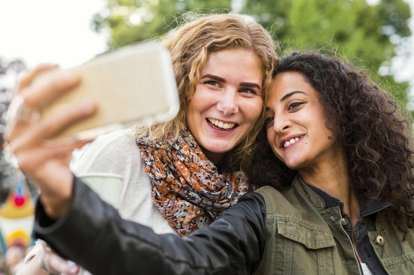 Comment organiser un festival de cinéma amateur pour promouvoir les jeunes réalisateurs locaux ?